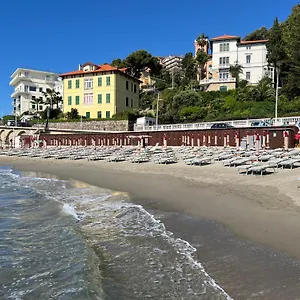 Vicino Al Mare In Centro Sulla Ciclabile Con La Imperia